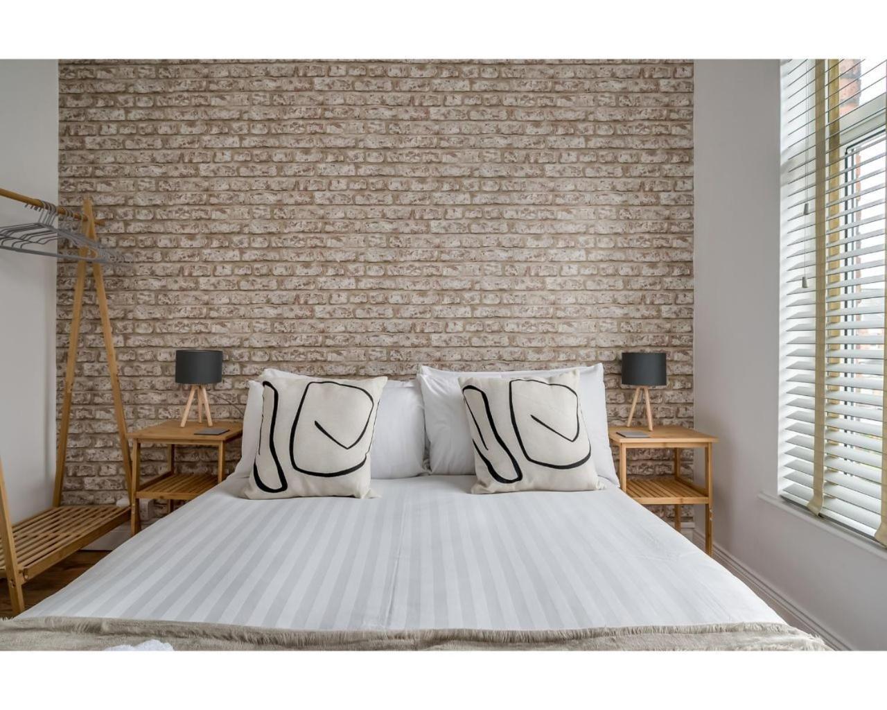Central Belfast Apartments Belfast Work-Rest-Play R&R Rum bild